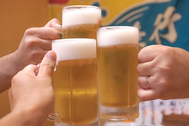 Un groupe de personnes portant un toast avec de la bière