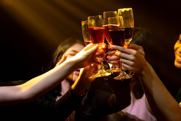 Groupe de personnes portant un toast à une fête dans un club de danse