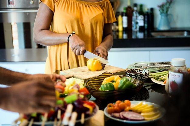 Groupe de personnes préparant un barbecue dans la cuisine