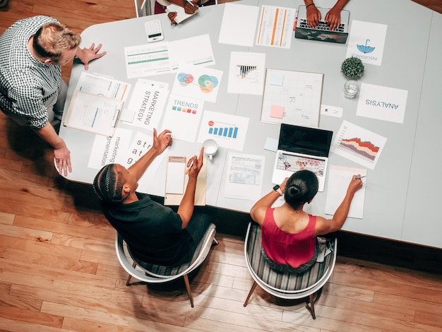 Groupe de personnes préparant un plan d'affaires dans un bureau