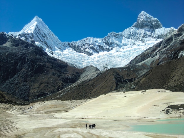 Groupe de personnes près d'un lac dans les Andes péruviennes