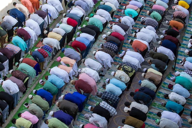 Un groupe de personnes prie dans une mosquée.