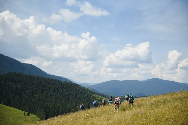 Groupe de personnes en randonnée dans les montagnes