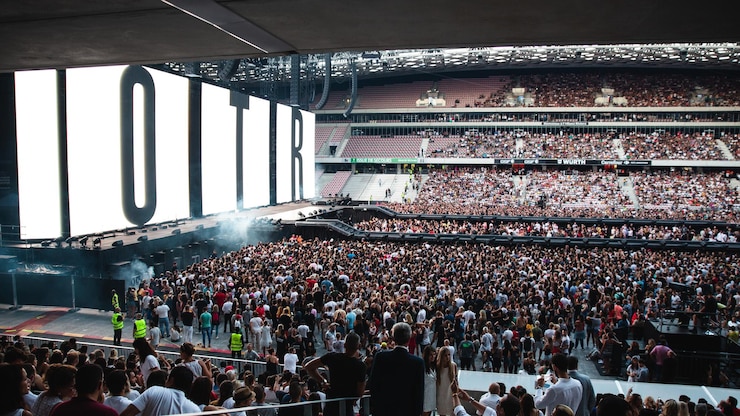 Photo un groupe de personnes regardant le stade.