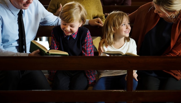 Groupe de personnes religieuses dans une église