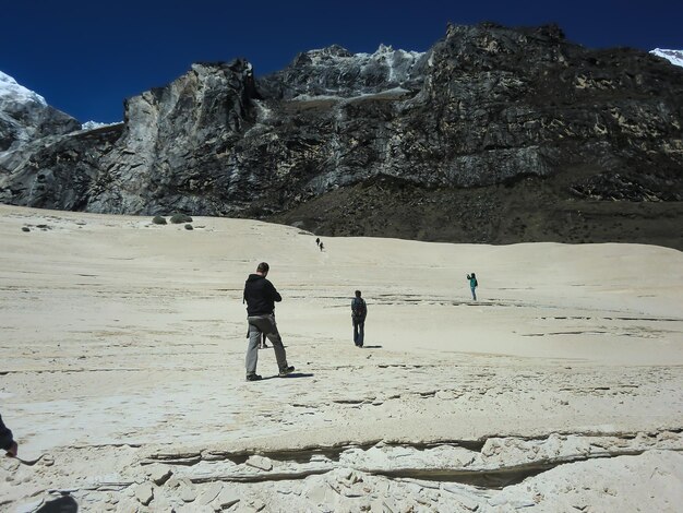 Groupe de personnes en route vers les montagnes enneigées des Andes péruviennes