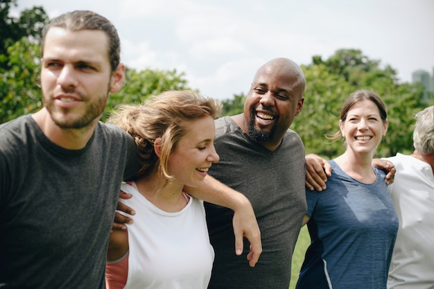 Groupe de personnes s'embrassant dans le parc