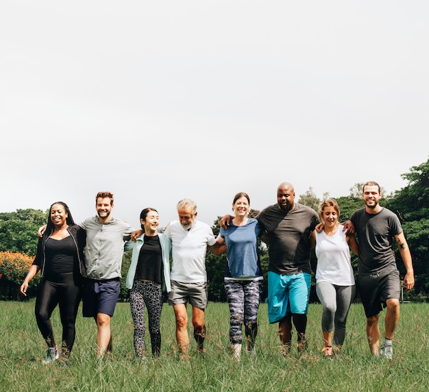 Groupe De Personnes S'embrassant Dans Le Parc