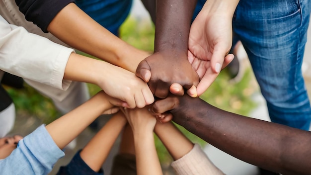 un groupe de personnes se tenant par la main avec une personne qui se tient par la main