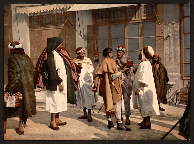 Photo un groupe de personnes se tiennent dans une cour avec une personne portant une robe blanche