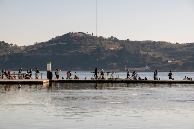 Photo un groupe de personnes se tient sur un quai et l'un d'eux tient un panneau qui dit non