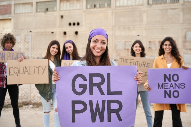 Groupe de personnes souriantes militantes protestant contre les femmes féministes heureuse manifestation