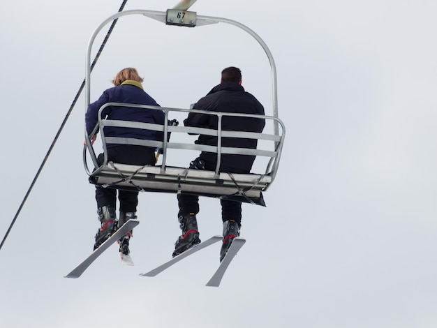Groupe de personnes sur télésiège à Loveland Ski Resort, Colorado.