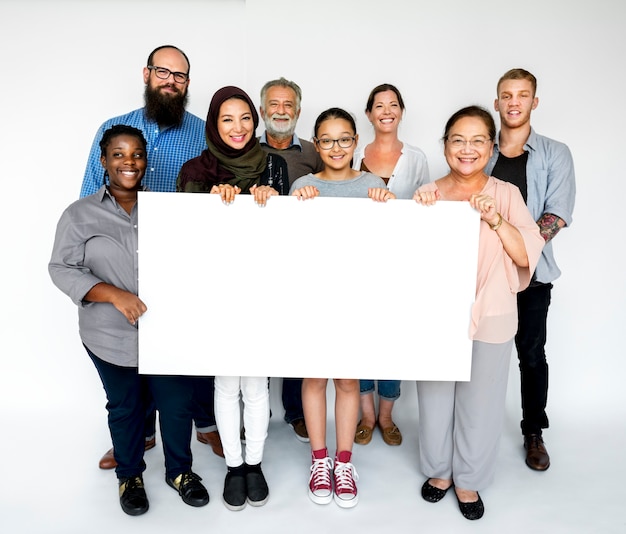 Groupe de personnes tenant une bannière