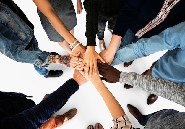 Groupe de personnes tenant la main assembler l'unité