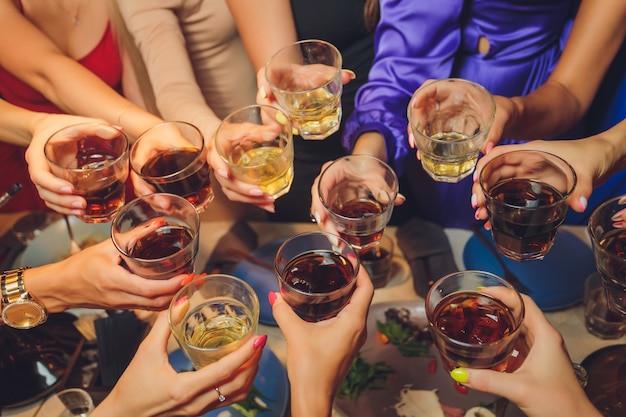 Groupe de personnes tinter des verres dans une fête