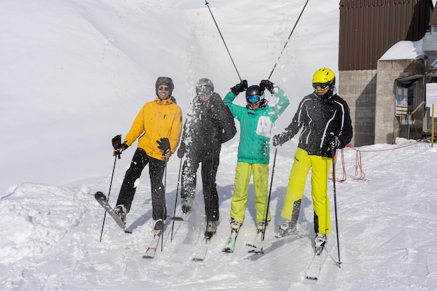 Photo un groupe de personnes en train de skier sur une montagne enneigée