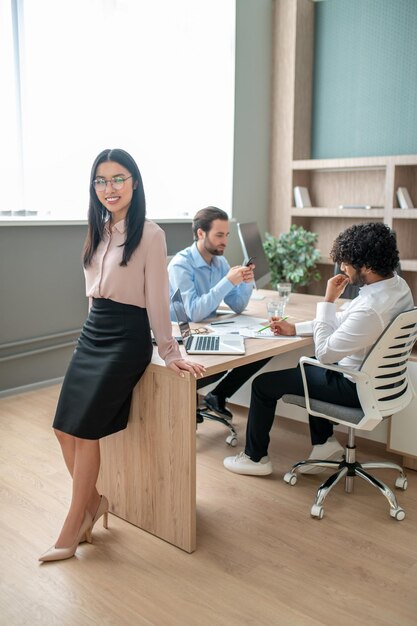 Groupe de personnes travaillant au bureau