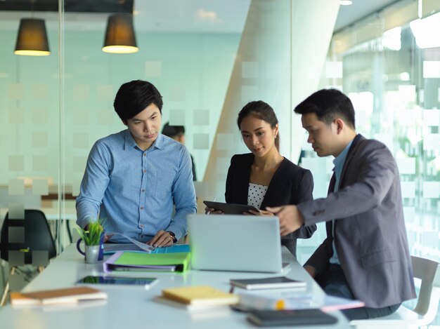Groupe de personnes travaillant dans un bureau