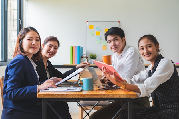 Groupe de personnes travaillant sur des ordinateurs portables