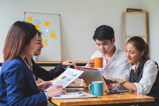 Groupe de personnes travaillant sur des ordinateurs portables