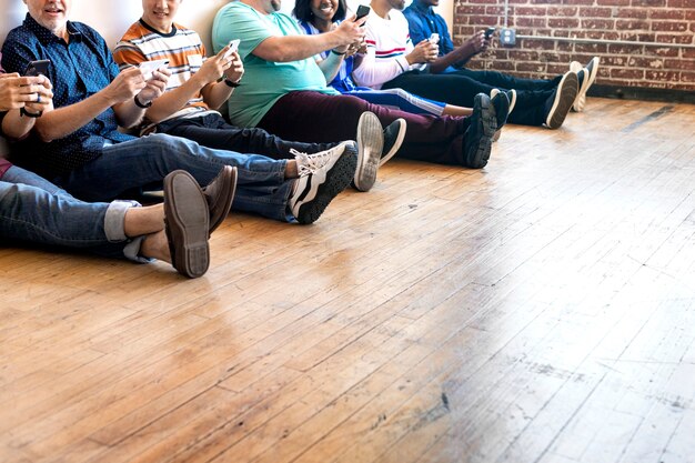 Photo groupe de personnes utilisant des téléphones portables