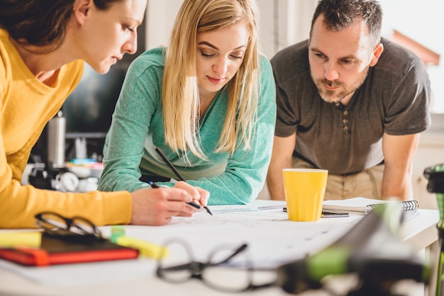 Groupe de personnes vérifiant les plans