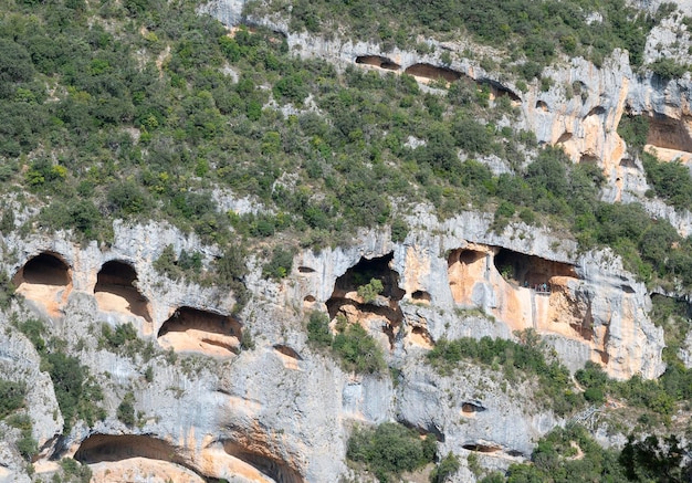 Groupe de personnes visitant des peintures rupestres dans les grottes de la sierra de guara espagne