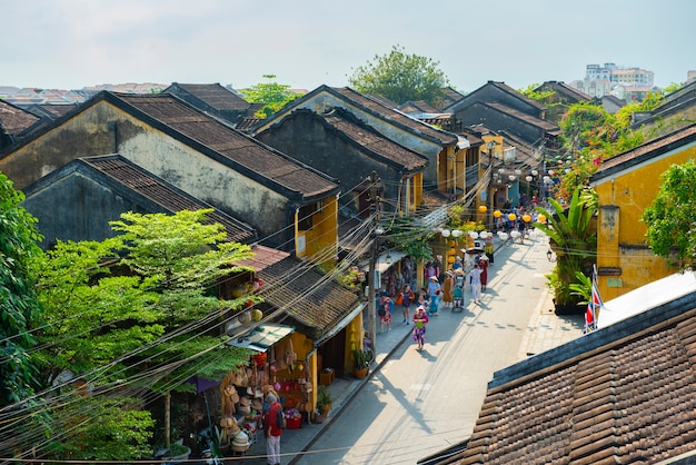 Groupe de personnes voyagent vieille ville de Hoian, visitez le magasin local.