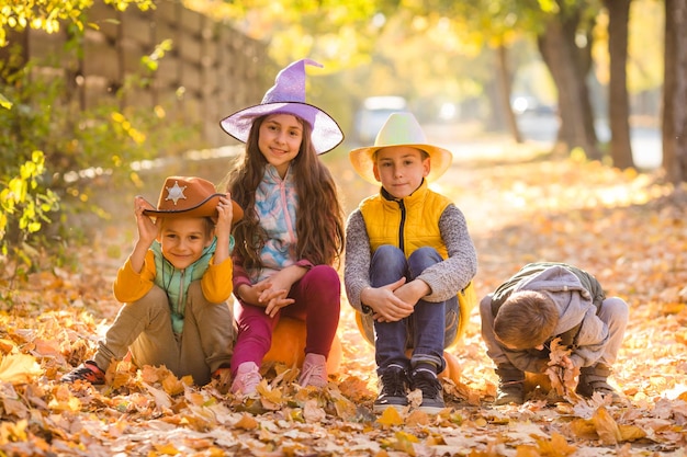 Groupe de petits enfants profitant de la fête des récoltes dans les champs de citrouilles