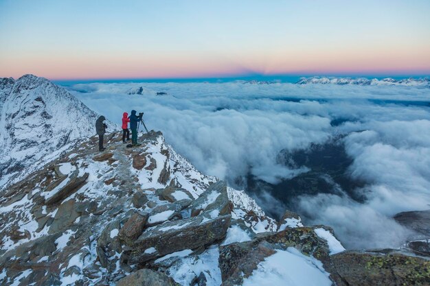 Un groupe de photographes capturant le lever du soleil dans les montagnes françaises