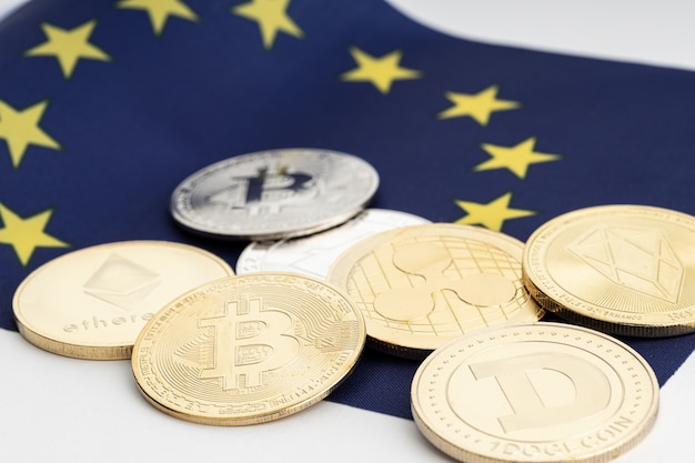 Groupe de pièces cryptographiques sur le drapeau de l'Union européenne. Crypto-monnaie sur l'Europe