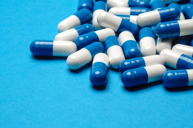 groupe de pilules ou de capsules sur fond bleu