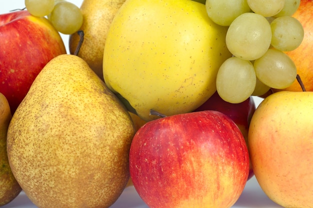 Groupe de plan rapproché de fruits d'automne (raisins, pommes, poires)