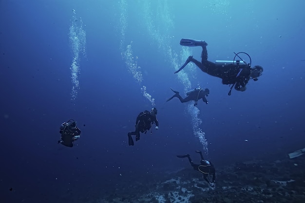 groupe de plongeurs dans une eau boueuse et peu claire, plongée dangereuse