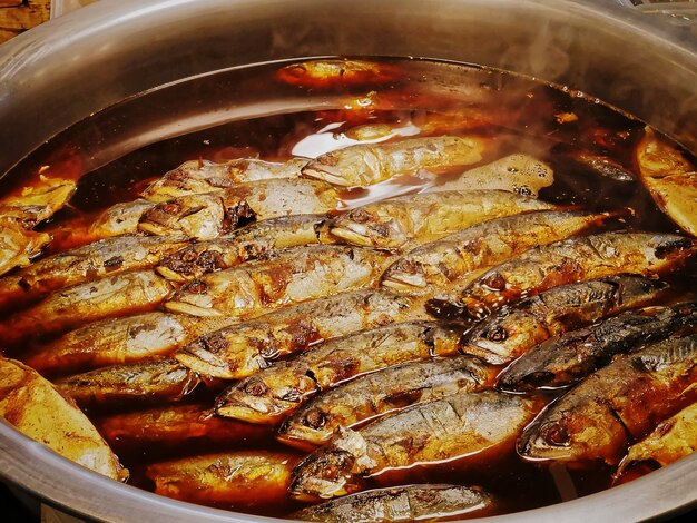 Groupe de poisson maquereau sucré bouilli dans un grand bol en acier inoxydable