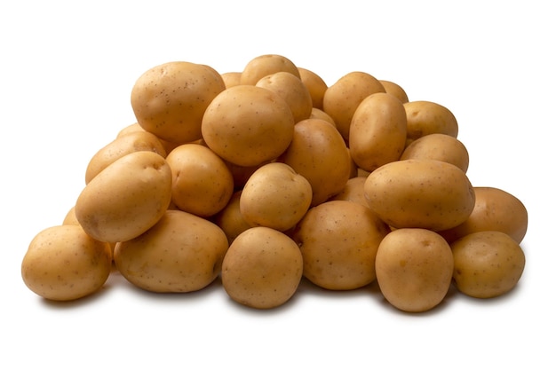 Un groupe de pommes de terre savoureuses fraîches isolées sur fond blanc