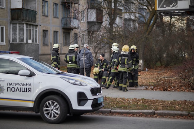 un groupe de pompiers les pompiers se tiennent près de la maison