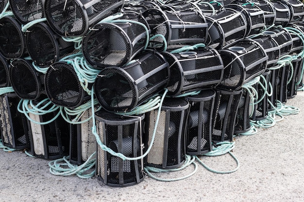 Groupe de pots ou de pièges à crabes et à homards empilés dans un port de Galice, en Espagne