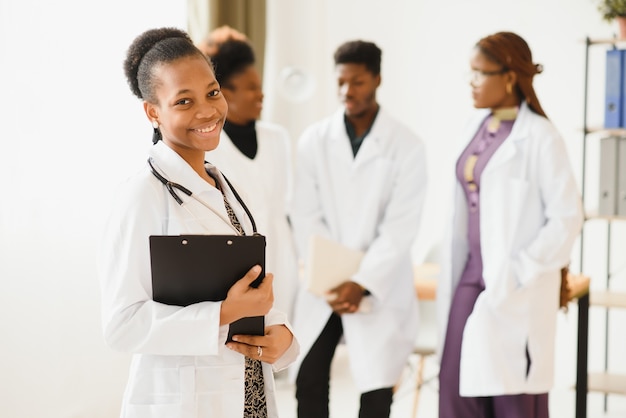 Groupe de professionnels de la santé travaillant ensemble