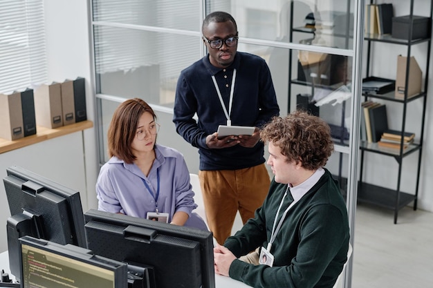 Groupe de programmeurs discutant de nouveaux logiciels