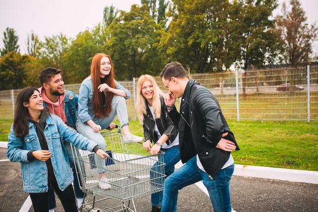 Un groupe de quatre jeunes amis divers en tenue de jeans a l'air insouciant, jeune et heureux dans les rues de la ville