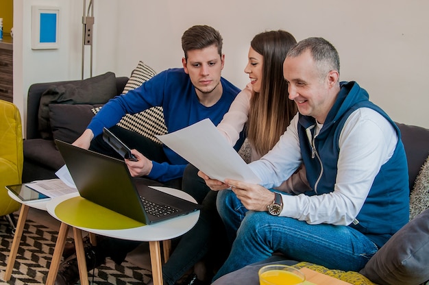 Le groupe Quatre jeunes gens d&#39;affaires se sont réunis pour discuter de l&#39;idée créative. Rencontre de collègues Communication Projet de discussion Bureau de travail Concept de démarrage