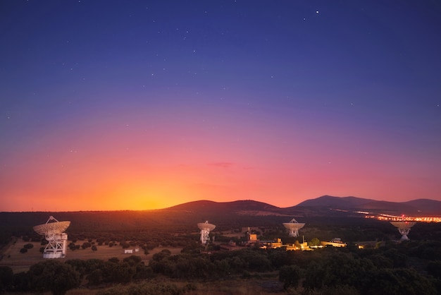 Groupe de radiotélescopes au coucher du soleil