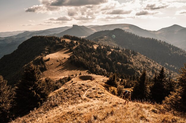 Groupe de randonnée voyageur avec sacs à dos Randonnées en montagne Paysage ensoleillé Voyageur touristique Parc national de Velka Fatra Slovaquie