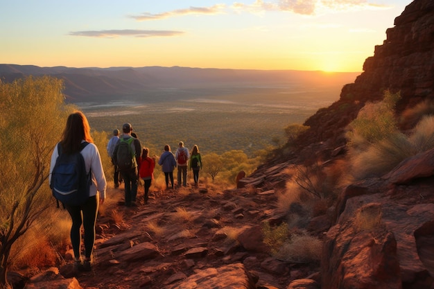 Groupe de randonneurs au coucher du soleil sur un sentier de montagne