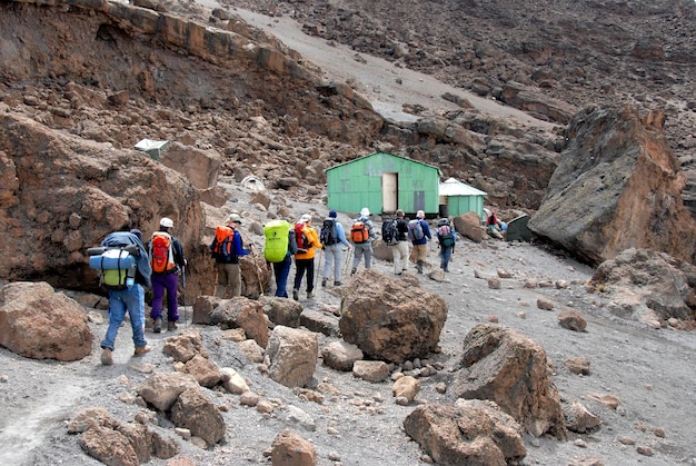 Un groupe de randonneurs sur le chemin de la hutte scolaire Kikelewa Route Kilimanjaro Tanzanie