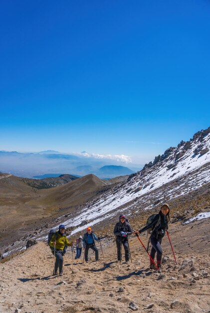 Groupe de randonneurs dans le volcan nevado de toluca