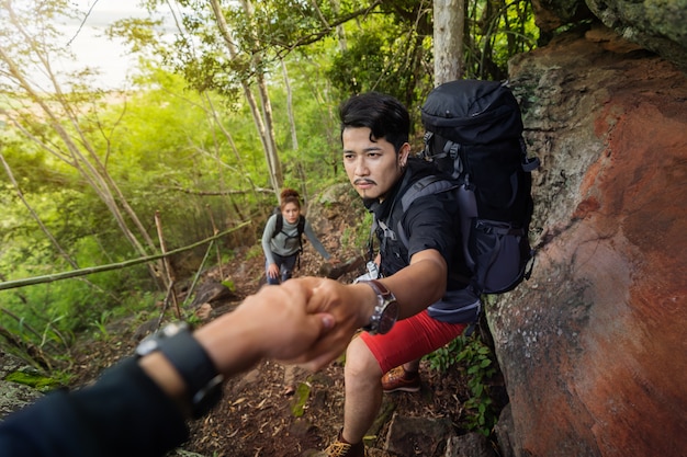 Groupe De Randonneurs Escalade En Forêt