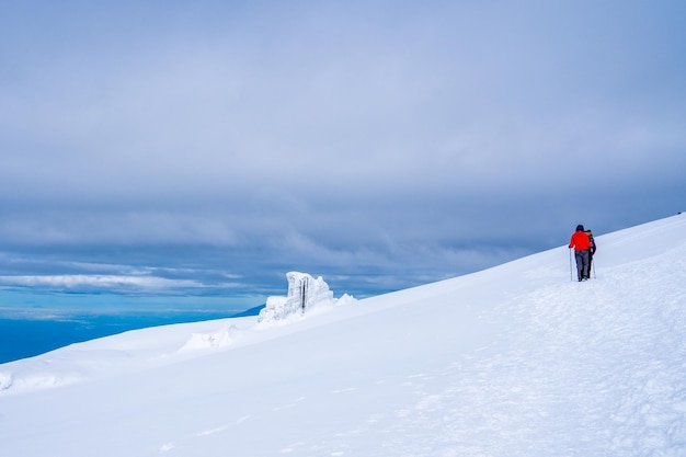 Groupe de randonneurs faisant de la randonnée parmi les neiges et les rochers de la montagne du Kilimandjaro